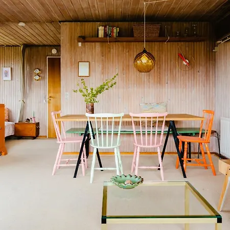 Ferienhaus Colourful Family House With Pastels And Garden