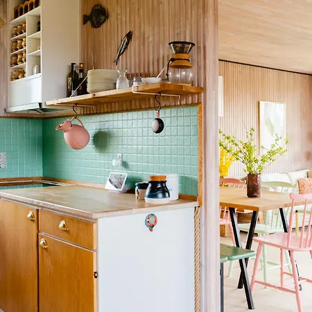 度假居 Colourful Family House With Pastels And Garden