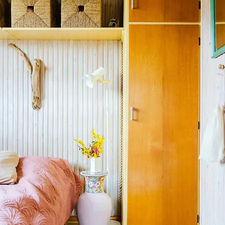 Colourful Family House With Pastels And Garden 度假居