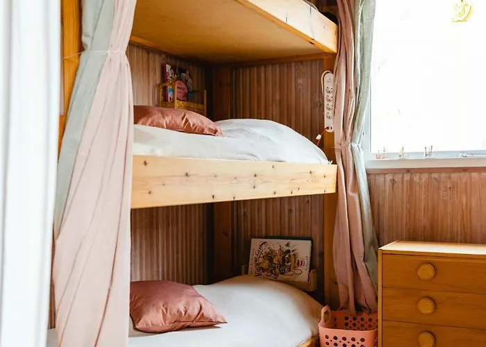 Ferienhaus Colourful Family House With Pastels And Garden