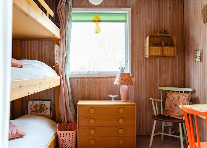 Ferienhaus Colourful Family House With Pastels And Garden