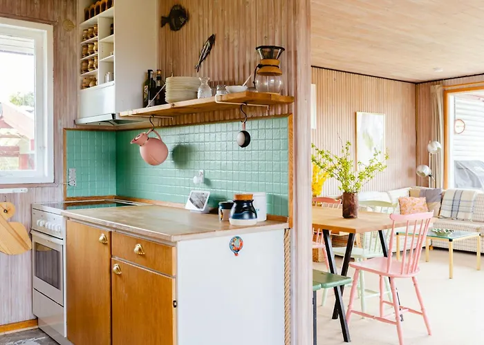 Colourful Family House With Pastels And Garden Nyaraló